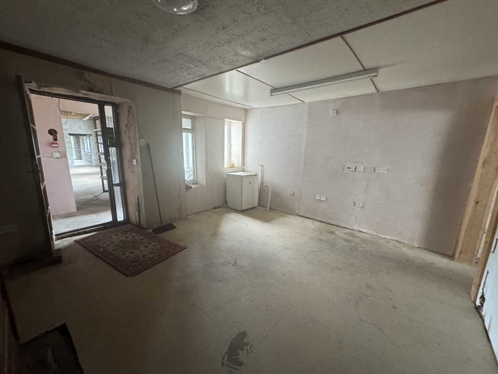 Lot: 18 - FOUR STOREY MIXED USE PROPERTY WITH POTENTIAL IN POPULAR TOWN CENTRE LOCATION - First floor room four